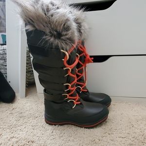 Guess snow boots